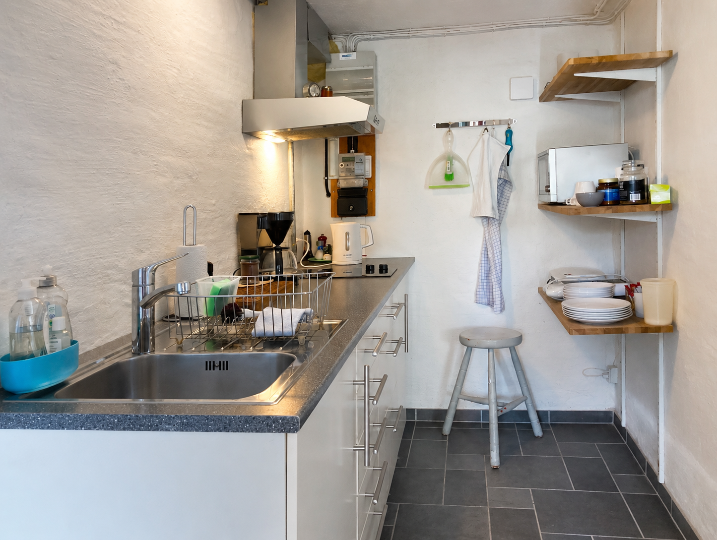 Bred oversigt over fælleskøkkenet hos Roskilde Bed & Breakfast