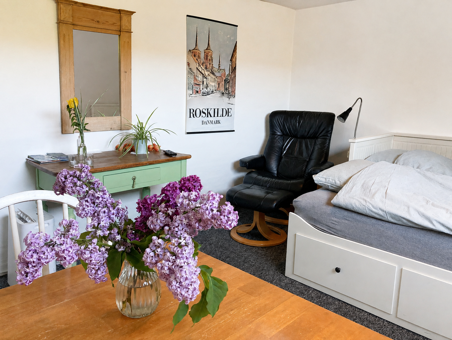 Lyst værelse 2 med seng og syrener hos Roskilde Bed & Breakfast