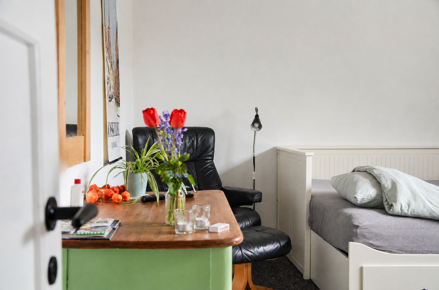 Værelse 2 med seng og lænestol hos Roskilde Bed & Breakfast